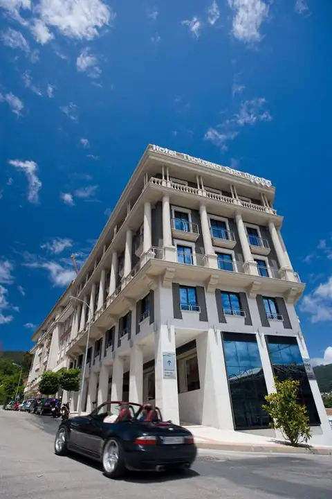 Esquina del Hotel Bienestar Moaña con su fachada blanca y balcones bajo cielo azul