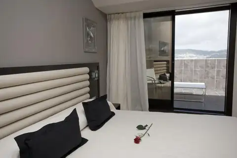Habitación con cama de matrimonio y terraza con vistas a Moaña en el Hotel Bienestar Moaña