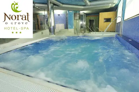 Vaso de agua burbujeante con chorros en la zona de aguas del Hotel Spa Norat O Grove
