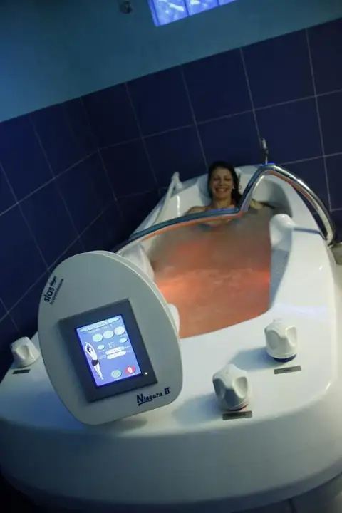 Clienta en una bañera de hidromasaje con panel digital en el Hotel Spa Norat O Grove