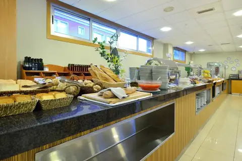 Mostrador del desayuno bufé con panes y bollería en el Hotel Spa Norat O Grove