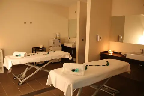 Cabina doble de masajes con camillas preparadas en el spa del Exe Vía Argentum