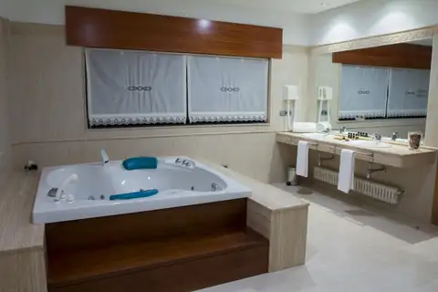 Bañera de hidromasaje en una cabina de tratamientos del Exe Vía Argentum