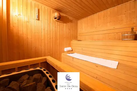 Sauna de madera con estufa de piedras en el spa del Hotel Spa Norat Torre do Deza