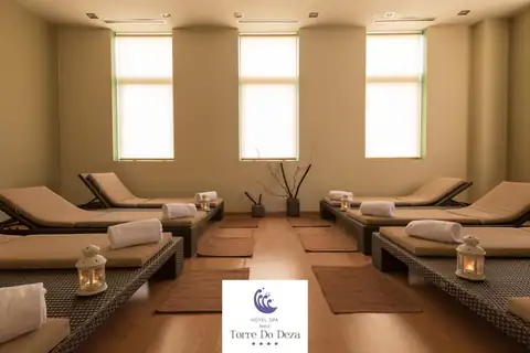 Sala de relax con tumbonas, toallas y faroles en el spa del Hotel Norat Torre do Deza