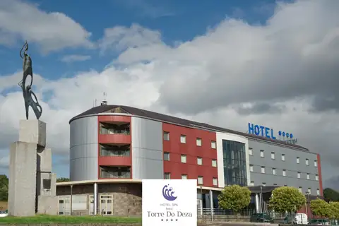 Edificio del Hotel Spa Norat Torre do Deza en Lalín con escultura junto a la entrada