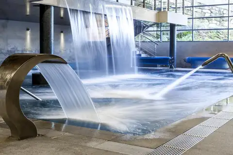 Cuello de cisne y cortinas de agua sobre la piscina termal del Eurostars Vila de Allariz Hotel & Balneario