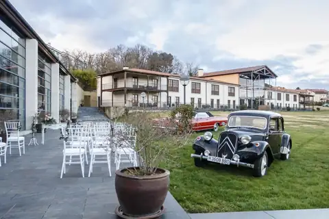 Jardín con sillas para ceremonia y coche clásico aparcado en el Eurostars Vila de Allariz