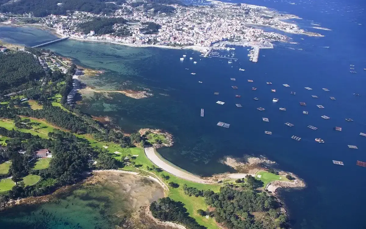 Bateas de mejillón frente al puerto de O Grove, en la ría de Arousa