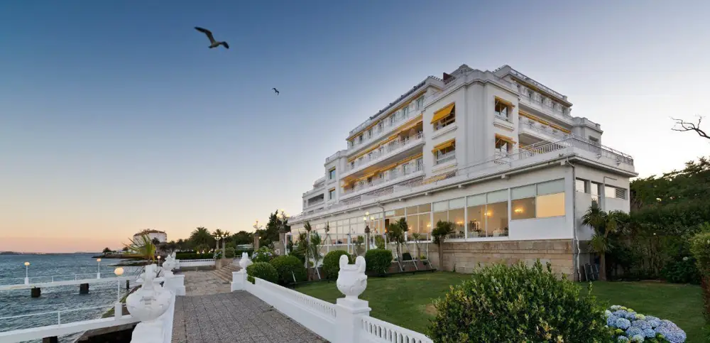 Fachada del Gran Hotel La Toja frente a la ría
