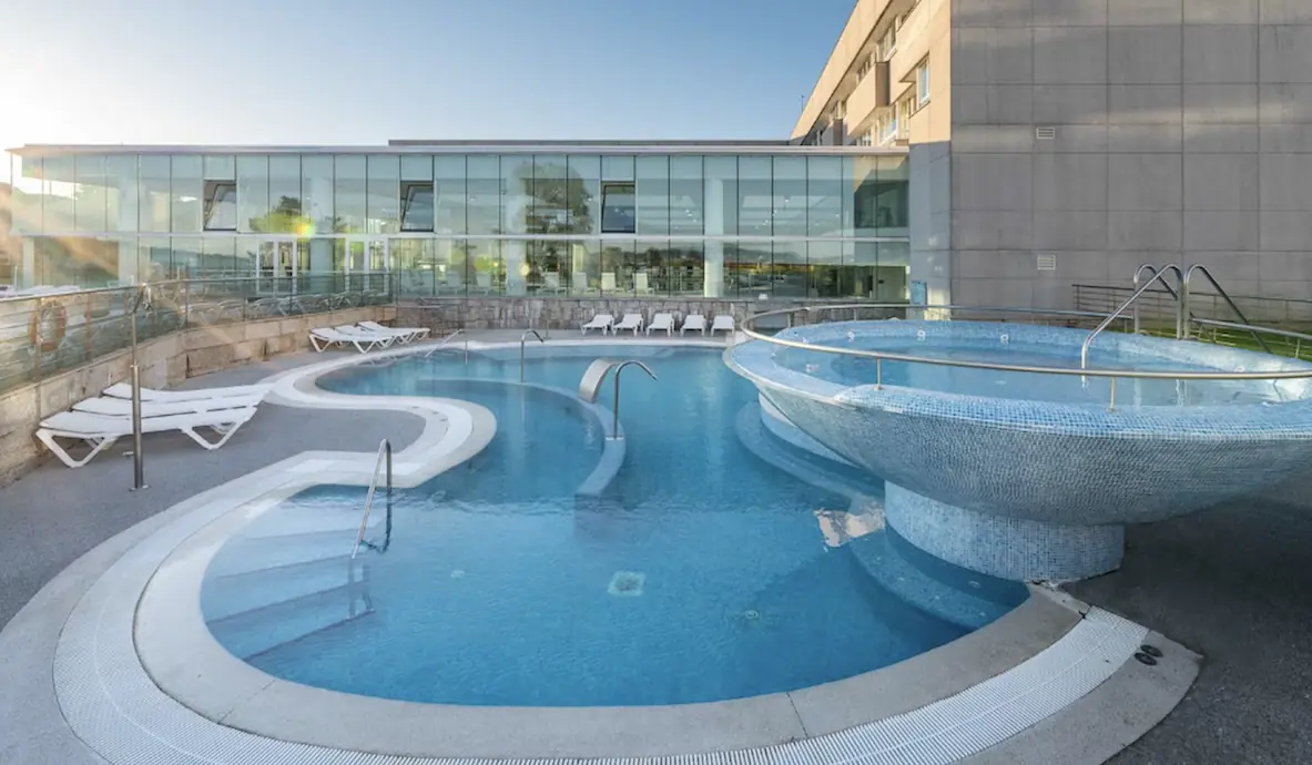 Piscina termal exterior con jacuzzi en un hotel balneario de la Isla de La Toja