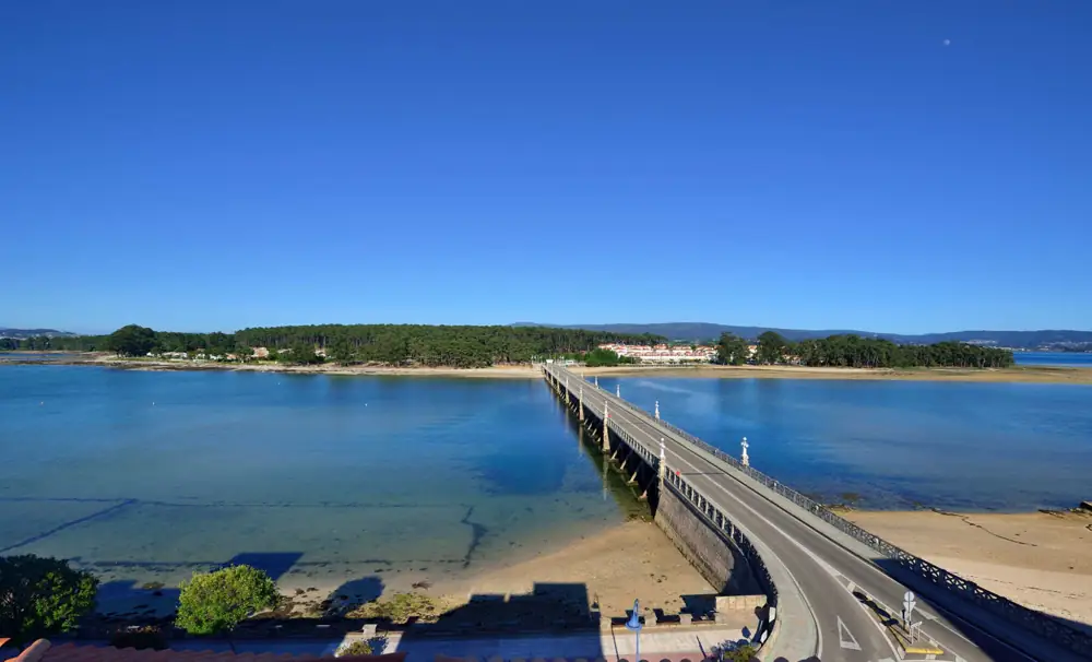 Puente de La Toja sobre la ría, con la isla al fondo