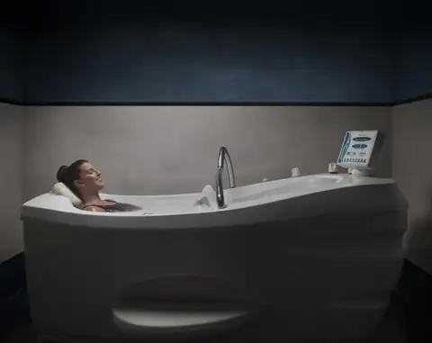 Bañera de hidromasaje individual en una cabina de tratamiento del Hotel Talaso Atlántico