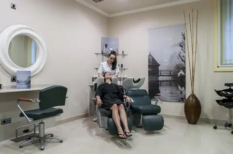 Peluquería y salón de belleza con sillón lavacabezas en el Hotel Talaso Atlántico