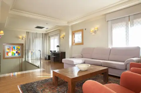 Salón de suite con sofá chaise longue, alfombra y mesa de centro en el Hotel Talaso Atlántico