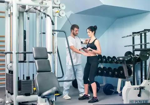 Gimnasio con máquinas de musculación y entrenador personal en el Hotel Talaso Atlántico