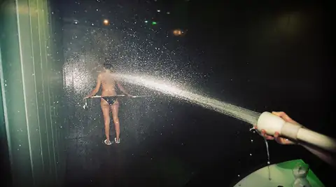 Clienta recibiendo una ducha a presión o chorro Jet en Termaria Casa del Agua