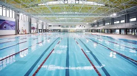 Piscina deportiva cubierta con calles de nado en Termaria Casa del Agua