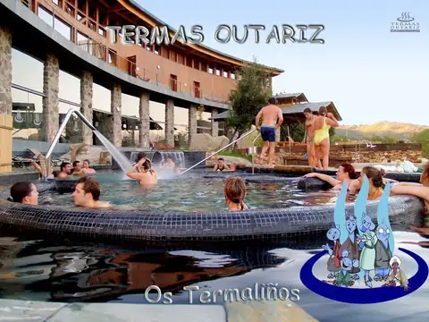 Bañistas disfrutando de los chorros en una piscina exterior de Termas Outariz